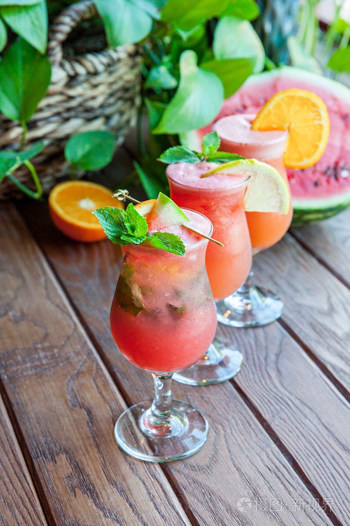新鲜的水果鸡尾酒