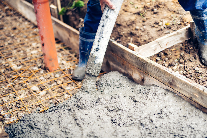 建筑工地的工人浇筑水泥和混凝土的泵管加固钢筋的细节