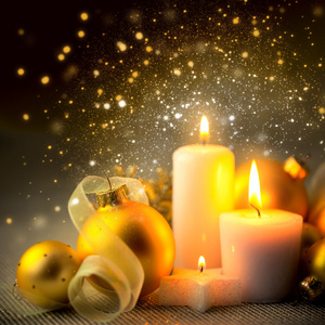 圣诞夜蜡烛装饰用闪光和小玩意图片