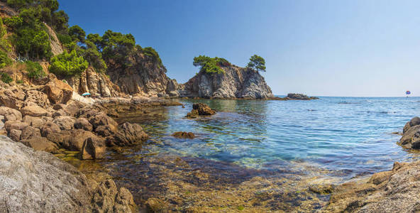 西班牙地中海海, 海湾在落月滩 de 3月美丽的海滨海湾在哥斯达黎加。海岸边的岩石和石块惊人的海景。美丽的岩石海岸线。热带海自然