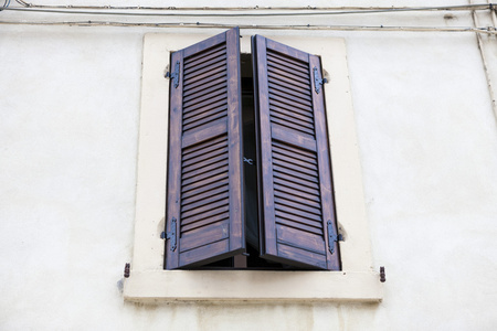 与关闭百叶窗窗台上石头墙上的旧窗口。意大利村