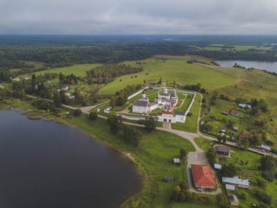 Borodaevsky 湖岸边的 Ferapontov 修道院。沃洛格达.俄国风景