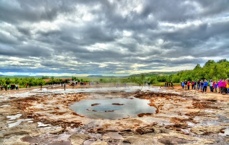 Strokkur 间歇喷泉在冰岛喷发之间