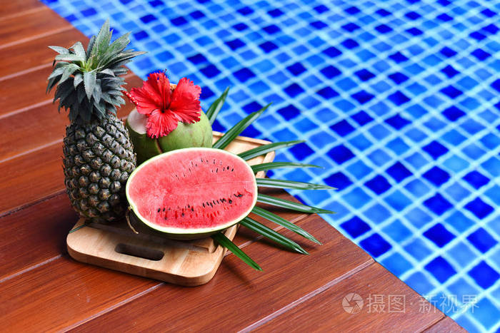 西瓜在泳池旁切成两半, 夏天和清爽的水果