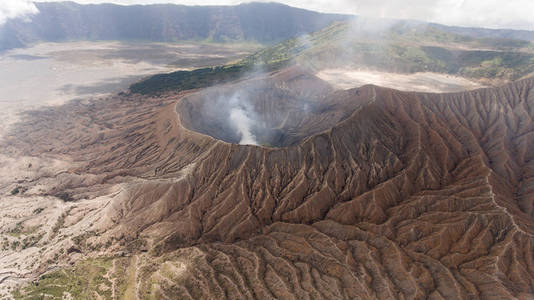 有火山口的活火山。 甘隆布罗莫贾瓦印度尼西亚。