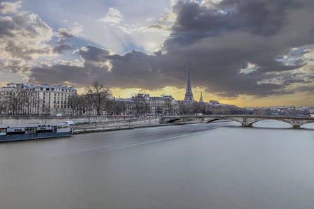 长期曝光摄影在巴黎的日落在多云的一天, 塞纳河和埃菲尔铁塔