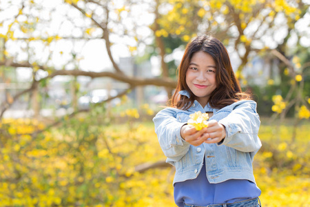 亚洲女人可爱的花肖像泰国微笑青少年