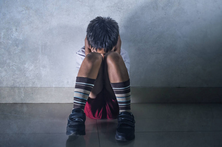 生活方式戏剧性欺负受害者肖像年轻的伤心和害怕的孩子 7-10 岁在学校