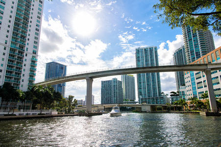 迈阿密市区沿迈阿密河汊与中的背景和游艇巡航由 Brickell 密钥