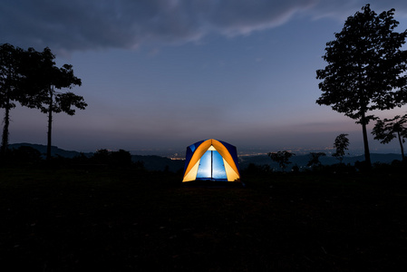 夜晚的蓝色露营帐篷图片