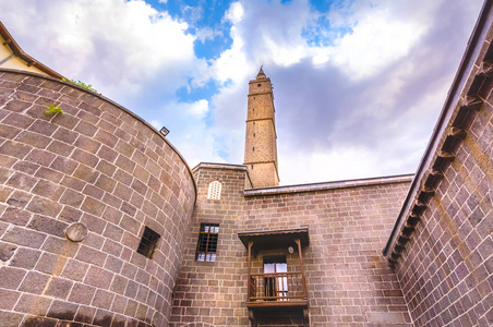 蓝天, Hazreti 德米雷尔清真寺的外部视野, 迪亚巴克尔, 土耳其. 7月15日201