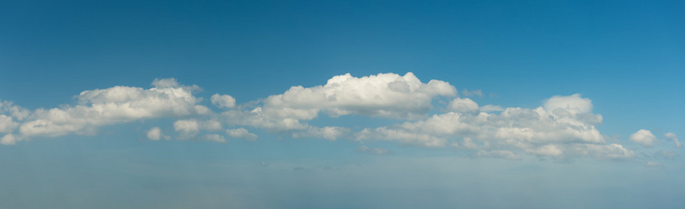 全景图蓝色天空背景