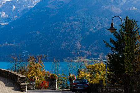 瑞士因特拉肯, 秋季令人惊叹的蓝色湖泊和山脉