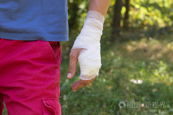 在手腕上的绷带,独立的紧急性质.whi