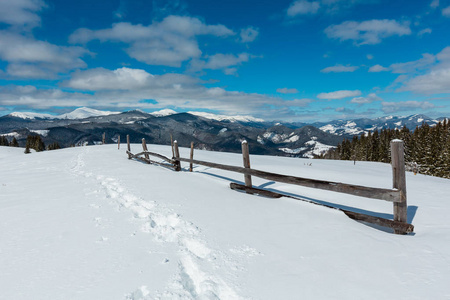 风景如画的冬山景观从高山路径与足迹。Skupova 山坡, 乌克兰, 观 Chornohora 脊和 Pip 伊万山顶