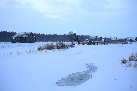 河和雪场, 在全景风景的冬天薄雾