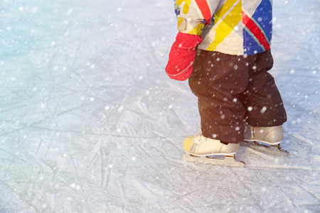 学会在冬天雪冰上滑冰的孩子
