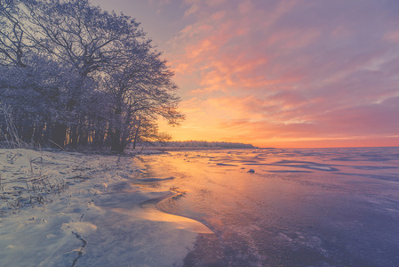 在结冰的湖面紫日出
