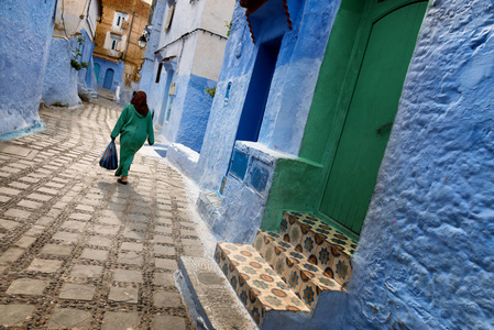 摩洛哥 Chefchaouen 的老镇 麦地那 的一位穿着传统衣服的摩洛哥妇女走了进来。