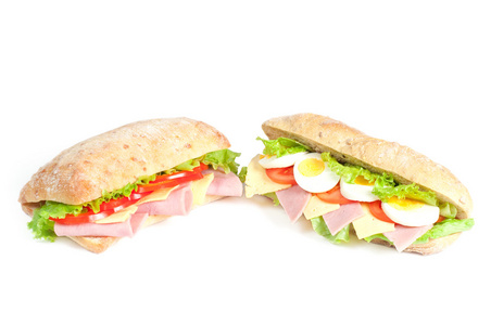 白色背景上的两个三明治