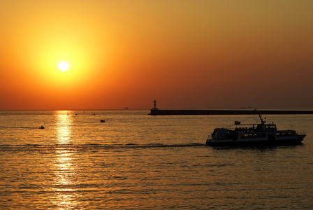 夕阳与小船