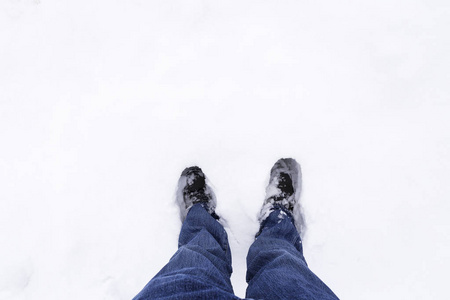 穿雪靴的人在雪地里漫步
