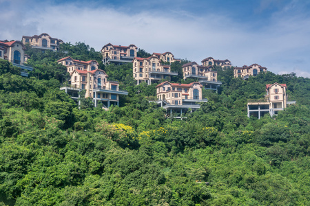 欧式风格别墅在山上图片