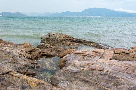 中国深圳湾的海洋和岩石海岸线岛屿和蓝天