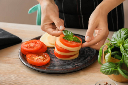 妇女准备美味的 caprese 桌上, 特写