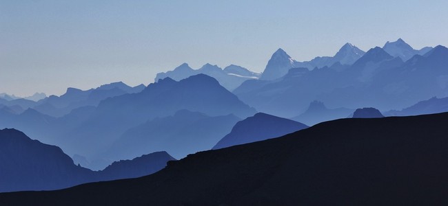 轮廓的峻岭和山谷，在伯尔尼高地