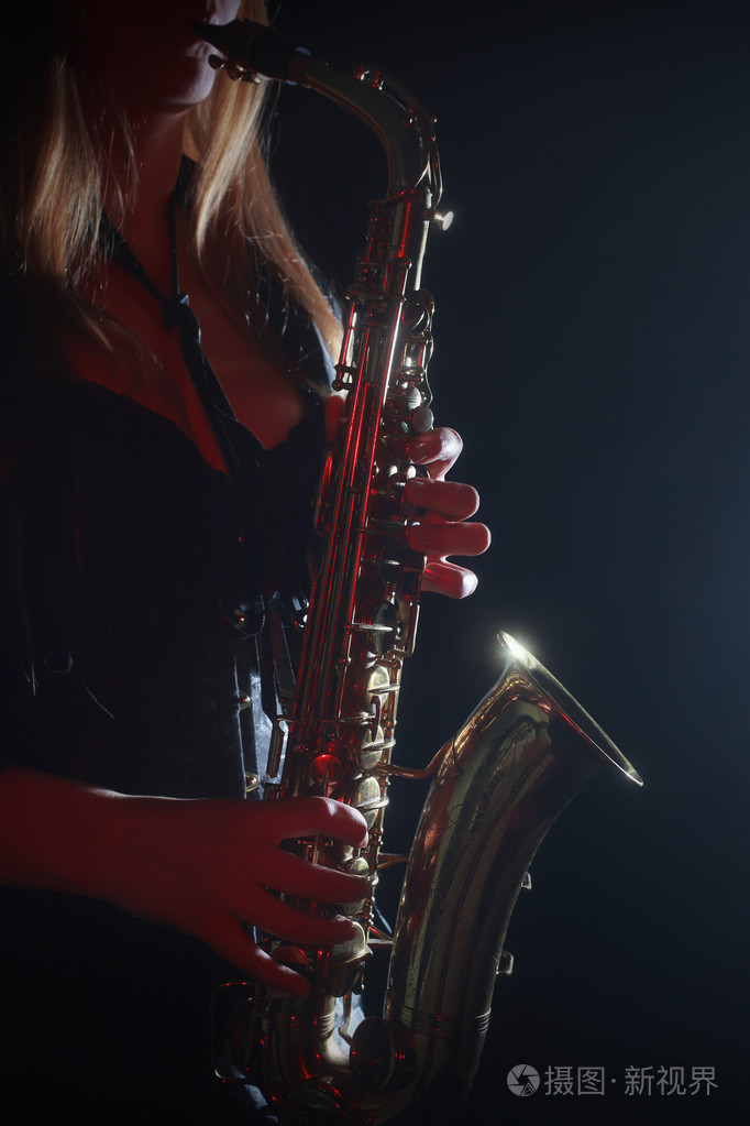 萨克斯管吹奏者玩萨克斯中音萨克斯风演奏者