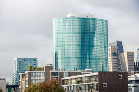 摩天大楼以玻璃窗户鹿特丹照片