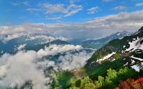 从高度观看高加索山脉的美景