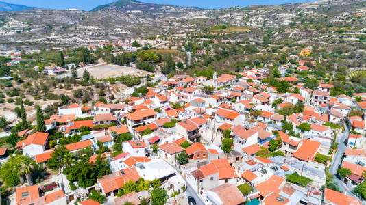 空中 Lania Laneia 葡萄酒村, 利马索尔, 塞浦路斯。鸟瞰传统的地中海, 风景如画的小巷, 红色陶瓷屋顶瓷砖房子