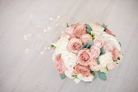 特写鲜花与玫瑰 diathus 康乃馨波希米亚迅即在室内的光背景优雅的花束