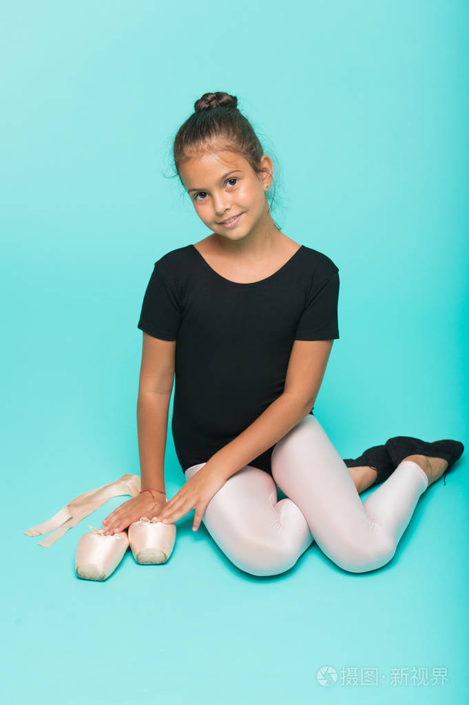 儿童灵活的体操运动员练习伸展