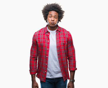 非裔美国人在孤立的背景下, 用滑稽的面孔膨化脸颊.