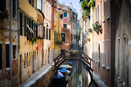 在威尼斯，意大利的小运河