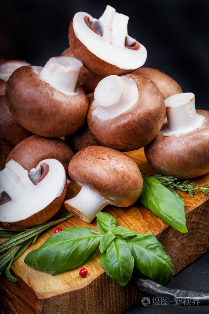 木制的桌子上新鲜香菇蘑菇照片-正版商用图片0svmto-摄图新视界