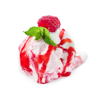 白色背景的美味覆盆子冰淇淋