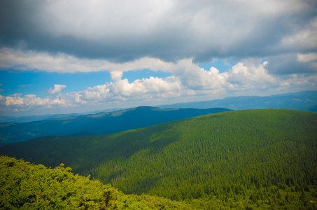 在山区和暗蓝色天空与云彩夏天风景