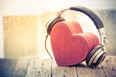 红色的心的耳机。爱音乐。老式复古