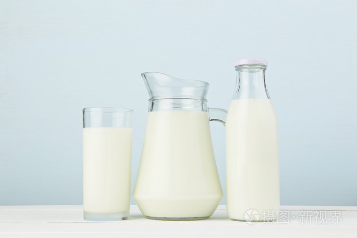 乳制品.各式各样的新鲜的牛奶与上校的白色桌子上