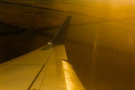 清晨日出与飞机机翼的复古色彩色调