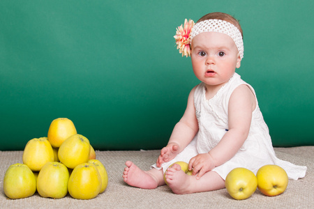 小女孩坐与黄色苹果
