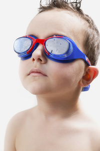 孩子在游泳池与护目镜