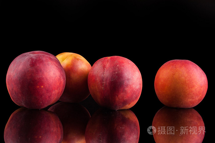 在黑色背景上的桃子