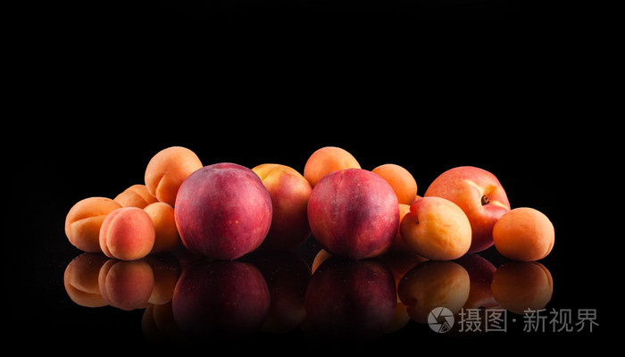 桃子和 apricos 在黑色背景上