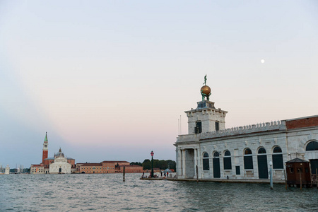 威尼斯的水运河在日落, 意大利