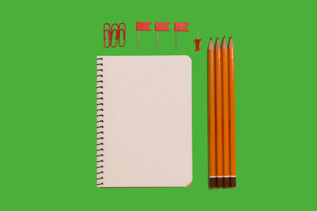笔记本铅笔和图钉